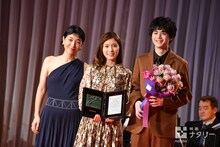 左から安藤サクラ、松岡茉優、鈴鹿央士。