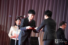 左から成田凌、岩田剛典。