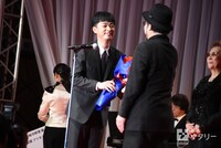 左から成田凌、塩田明彦。