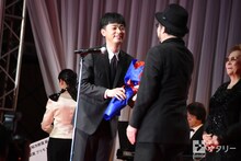 左から成田凌、塩田明彦。