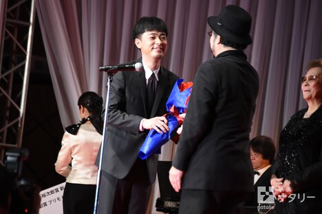 左から成田凌、塩田明彦。