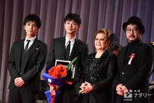 左から岩田剛典、成田凌、石原まき子、塩田明彦。