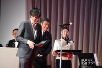 賞金だけ自分で受け取るそぶりを見せ、笑いを起こした舘ひろし（中央）。