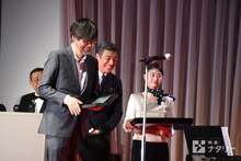 賞金だけ自分で受け取るそぶりを見せ、笑いを起こした舘ひろし（中央）。