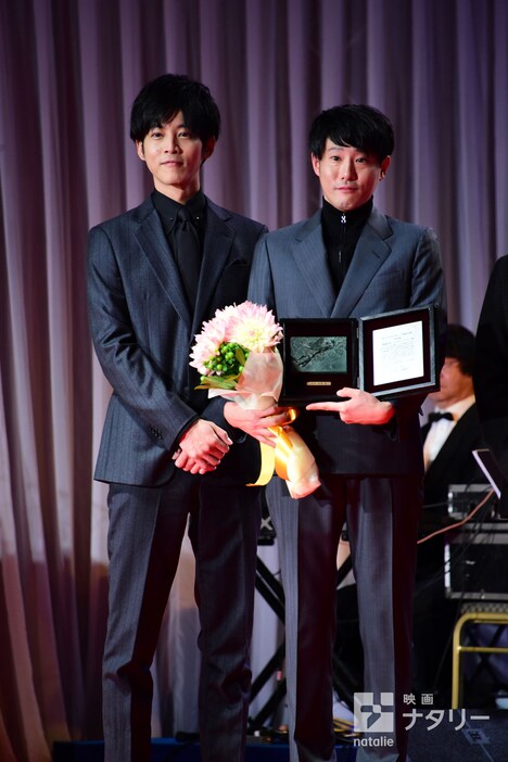 左から松坂桃李、藤井道人。