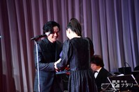 左から池松壮亮、蒼井優。