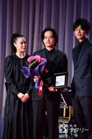 左から蒼井優、池松壮亮、松坂桃李。