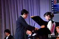 盾を手にする高橋一生。