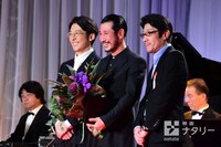 カメラマンからの「くしゃっとした笑顔で」というリクエストに答える登壇者たち。