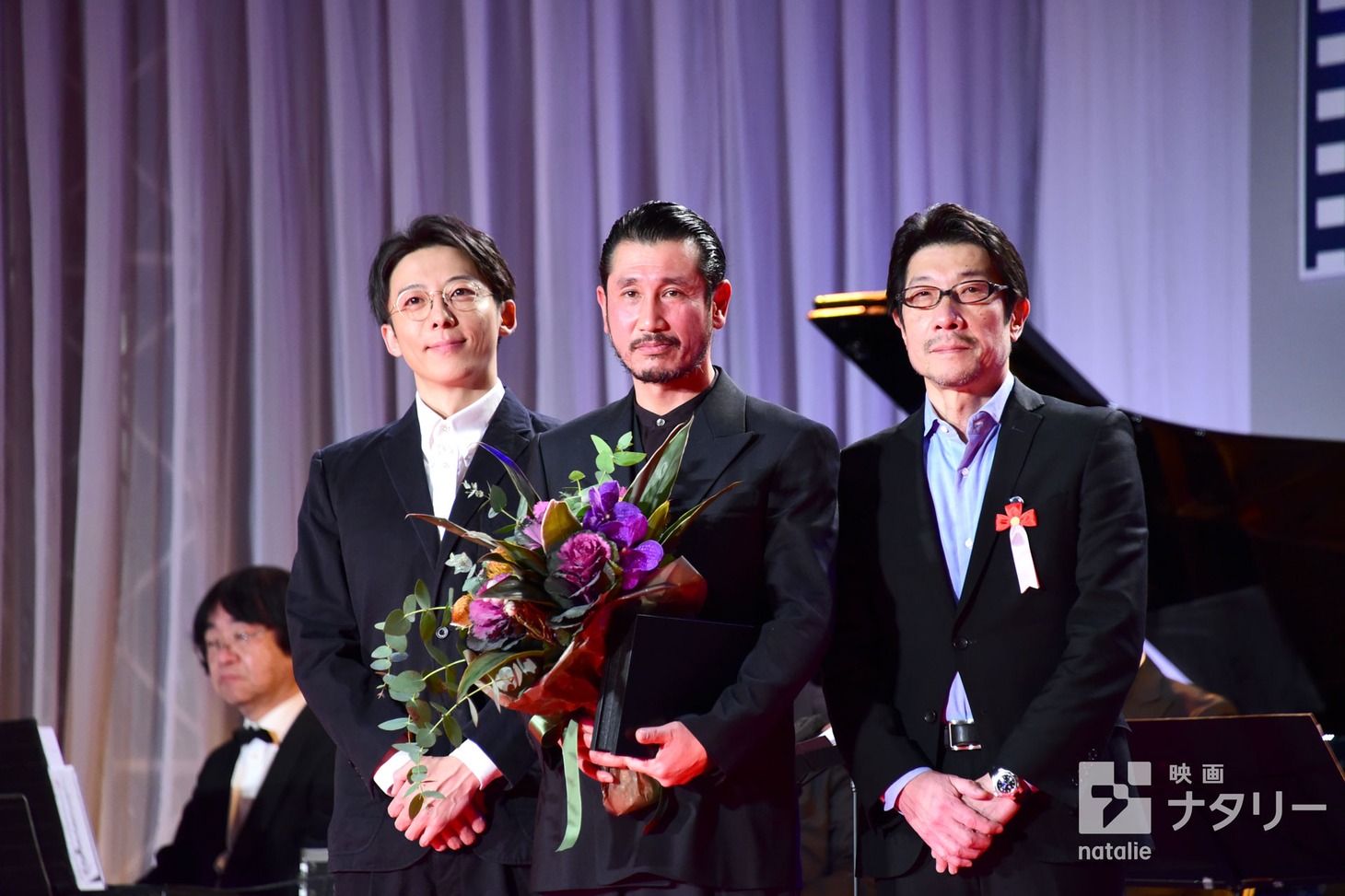 第32回日刊スポーツ映画大賞の表彰式にて、左から高橋一生、渋川清彦、阪本順治。