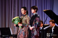 カメラマンから「笑顔で」とリクエストされ、ほんの少し口角を上げる清原果耶（左）と平手友梨奈（右）。