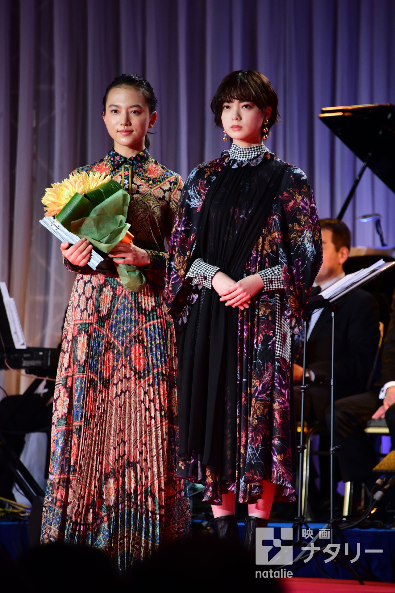 左から清原果耶、平手友梨奈。