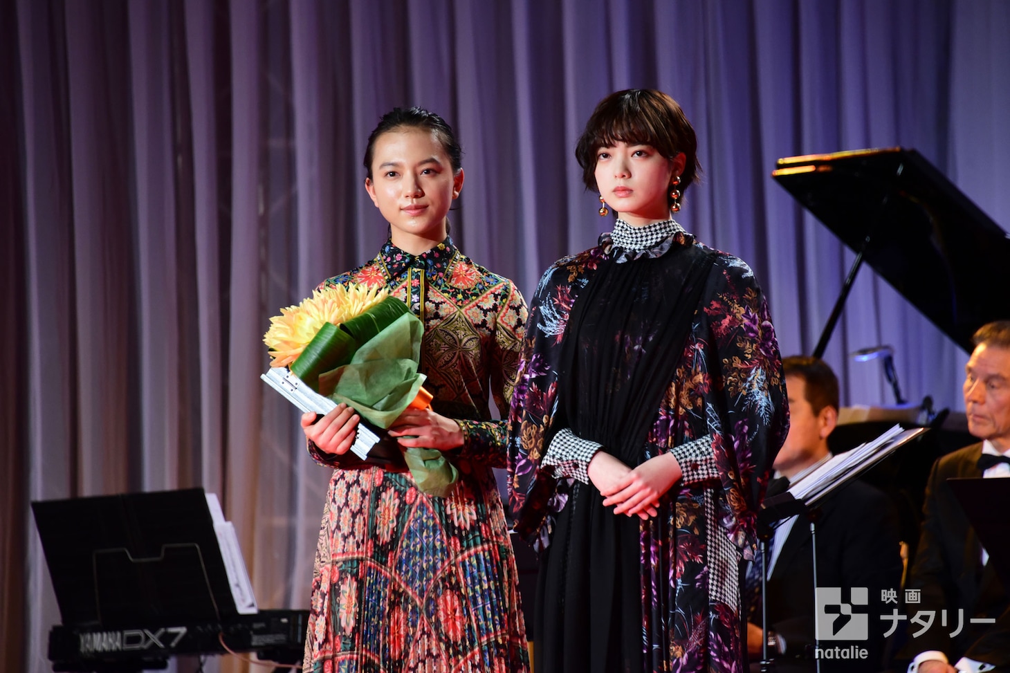 第32回日刊スポーツ映画大賞の表彰式にて、左から清原果耶、平手友梨奈。