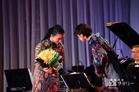 左から清原果耶、平手友梨奈。