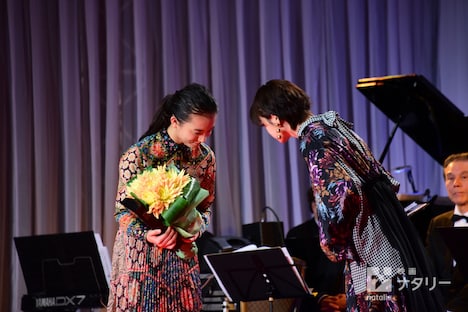 左から清原果耶、平手友梨奈。