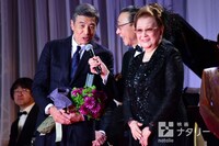 舘ひろし（左）と石原まき子（右）。