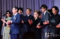 三本締めの様子。