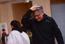 ファントミラージュに指示を出し、笑顔でモニター前に戻る三池崇史。