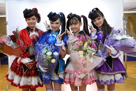 左から石井蘭、山口綺羅、菱田未渚美、原田都愛。