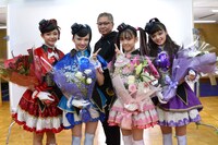 左から石井蘭、山口綺羅、三池崇史、菱田未渚美、原田都愛。