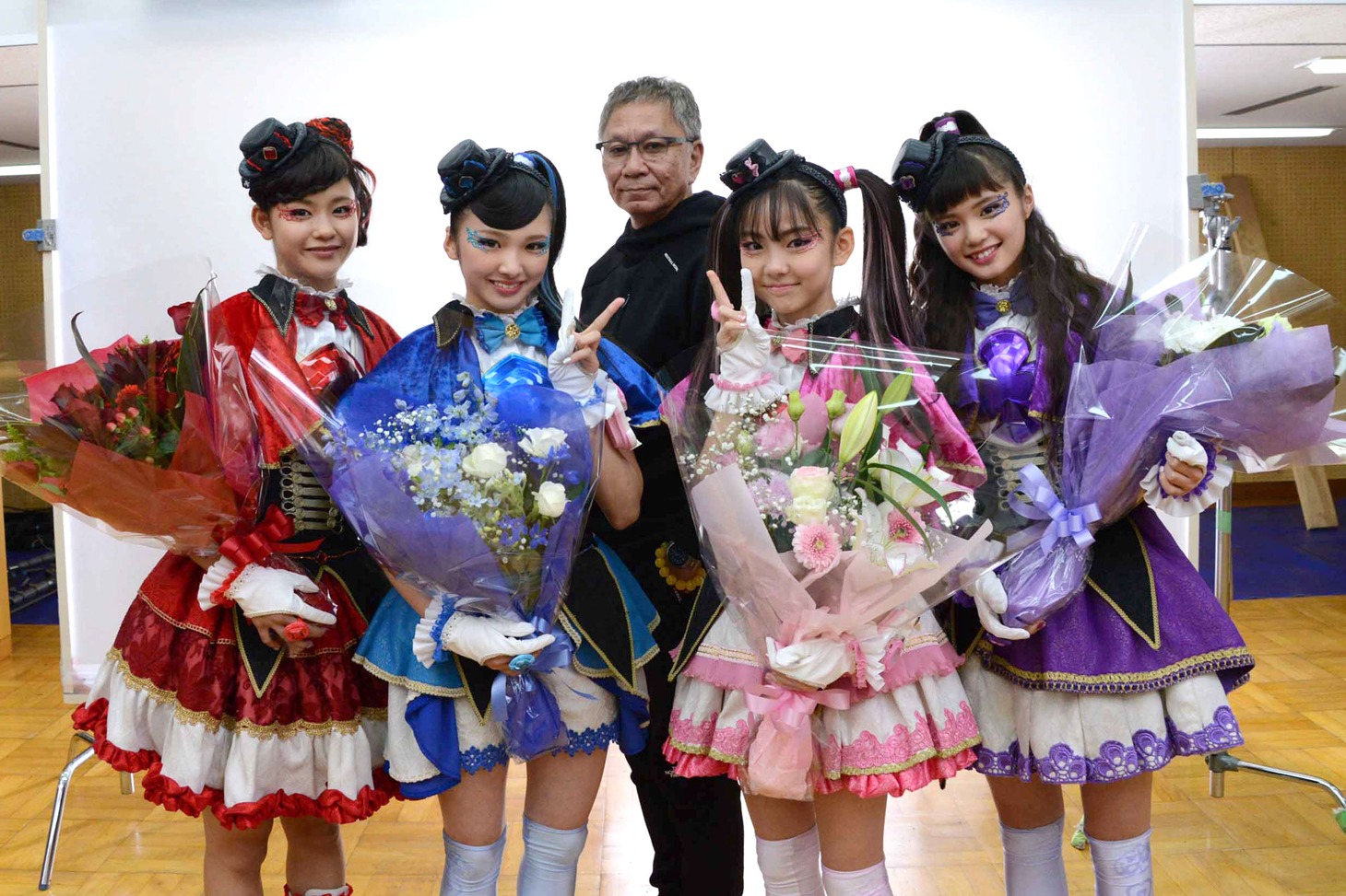 左から石井蘭、山口綺羅、三池崇史、菱田未渚美、原田都愛。