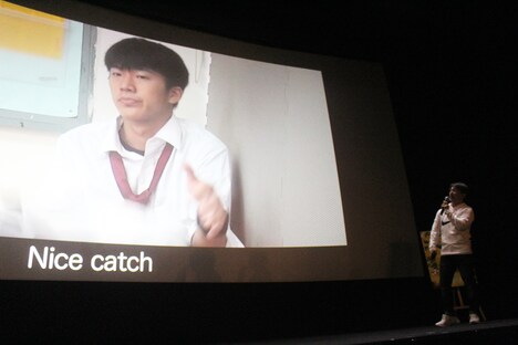 ビデオコンテの解説をする谷垣健治。