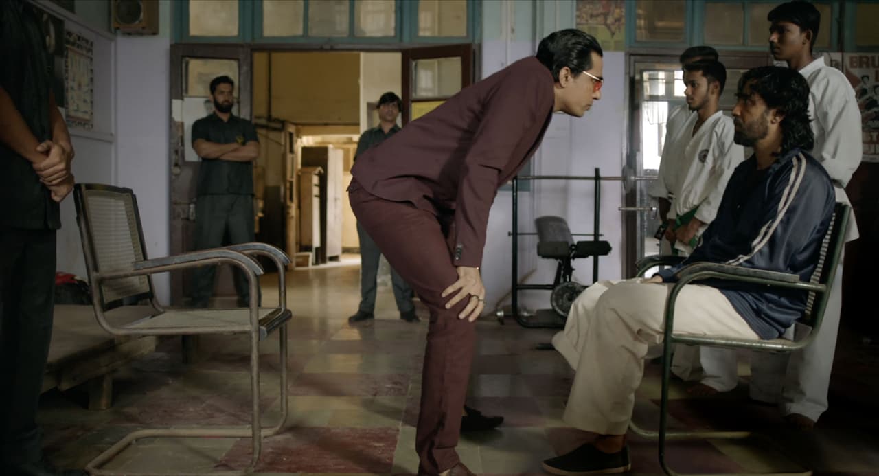 飲んだくれ空手家とサイコな悪党を怪演「燃えよスーリヤ!!」キャストの舞台裏映像