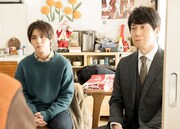 「記憶屋 あなたを忘れない」より、山田涼介演じる遼一(左)と佐々木蔵之介扮する高原(右)。