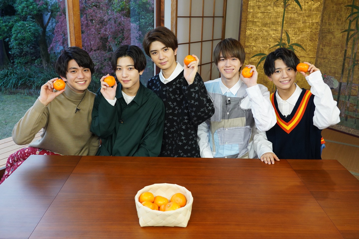 左から正門良規、中村嶺亜、高橋優斗、岩崎大昇、織山尚大。