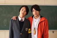 左から綱啓永、山田裕貴。