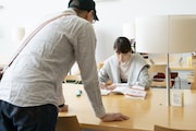 「シライサン」メイキング写真より、安達寛高(左)と飯豊まりえ(右)。