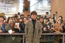 台北の松山空港でファンに出迎えられた佐藤健。