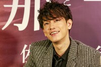 台北で記者会見に出席した佐藤健。