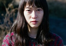 半田美樹演じる塔子。