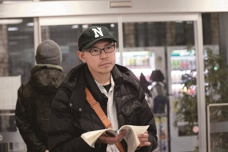 「シライサン」撮影現場での安達寛高。