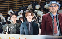 左から芳根京子、山田涼介、ブラザートム。