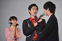 左から大幡しえり、押田岳、奥野壮。