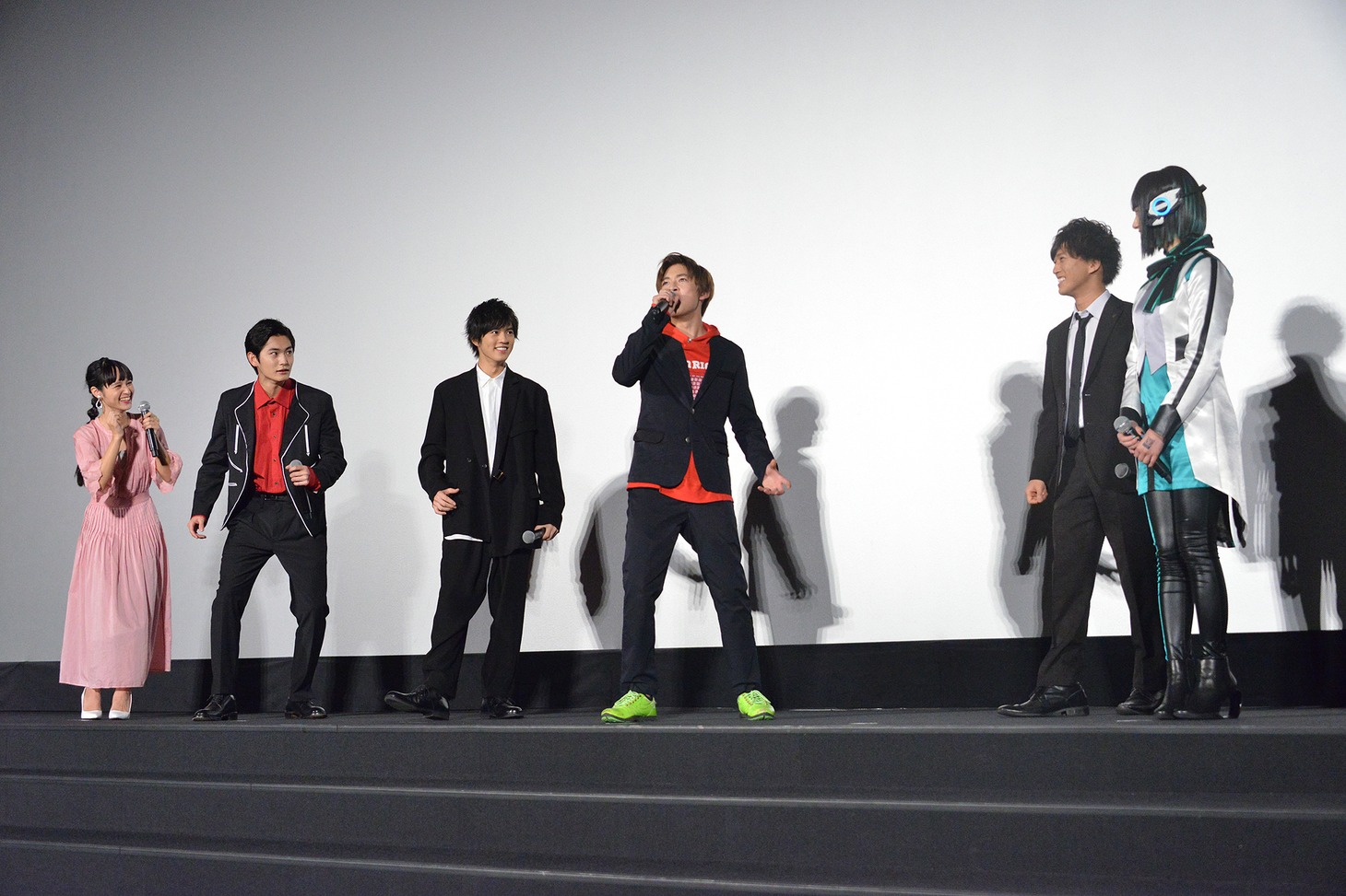 「アルトじゃ～ないと！」を待つ大幡しえり（左）。