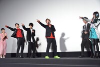 「アルトじゃ～ないと！」とポーズを決める高橋文哉（中央）。