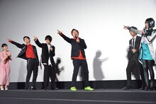 「アルトじゃ～ないと！」とポーズを決める高橋文哉（中央）。