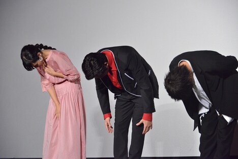 客席に深々と礼をする大幡しえり（左）、押田岳（中央）、奥野壮（右）。