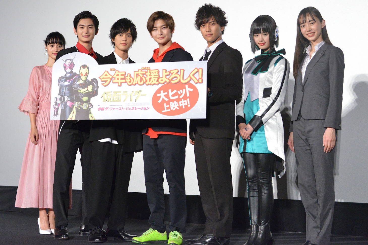 左から大幡しえり、押田岳、奥野壮、高橋文哉、岡田龍太郎、鶴嶋乃愛、井桁弘恵。