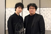 左から斎藤工、ポン・ジュノ。
