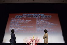 一般客から寄せられた質問を眺める藤原竜也（左）と福士蒼汰（右）。