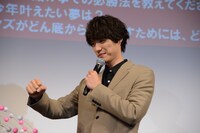 グーを見つめる福士蒼汰。