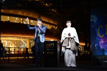 「マジック！」と言ってイルミネーションを消す森崎ウィン（左）。