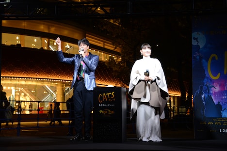 「マジック！」と言ってイルミネーションを消す森崎ウィン（左）。