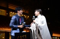 点灯の掛け声をうまく合わせられず笑う森崎ウィン（左）と葵わかな（右）。