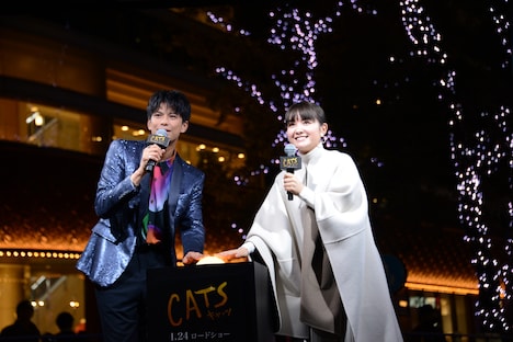 森崎ウィン（左）と葵わかな（右）がコラボイルミネーションを点灯する様子。