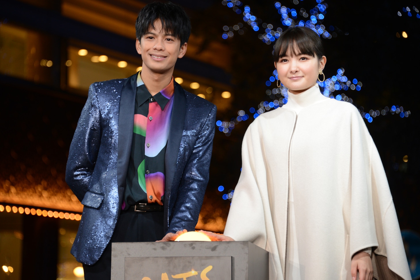 映画「キャッツ」コラボイルミネーション点灯式の様子。左から森崎ウィン、葵わかな。